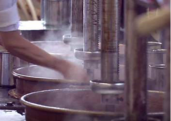 熟練の職人が銅鍋でじっくり練り上げ、
                                    ふっくら、しっかりとした求肥をこしらえます。